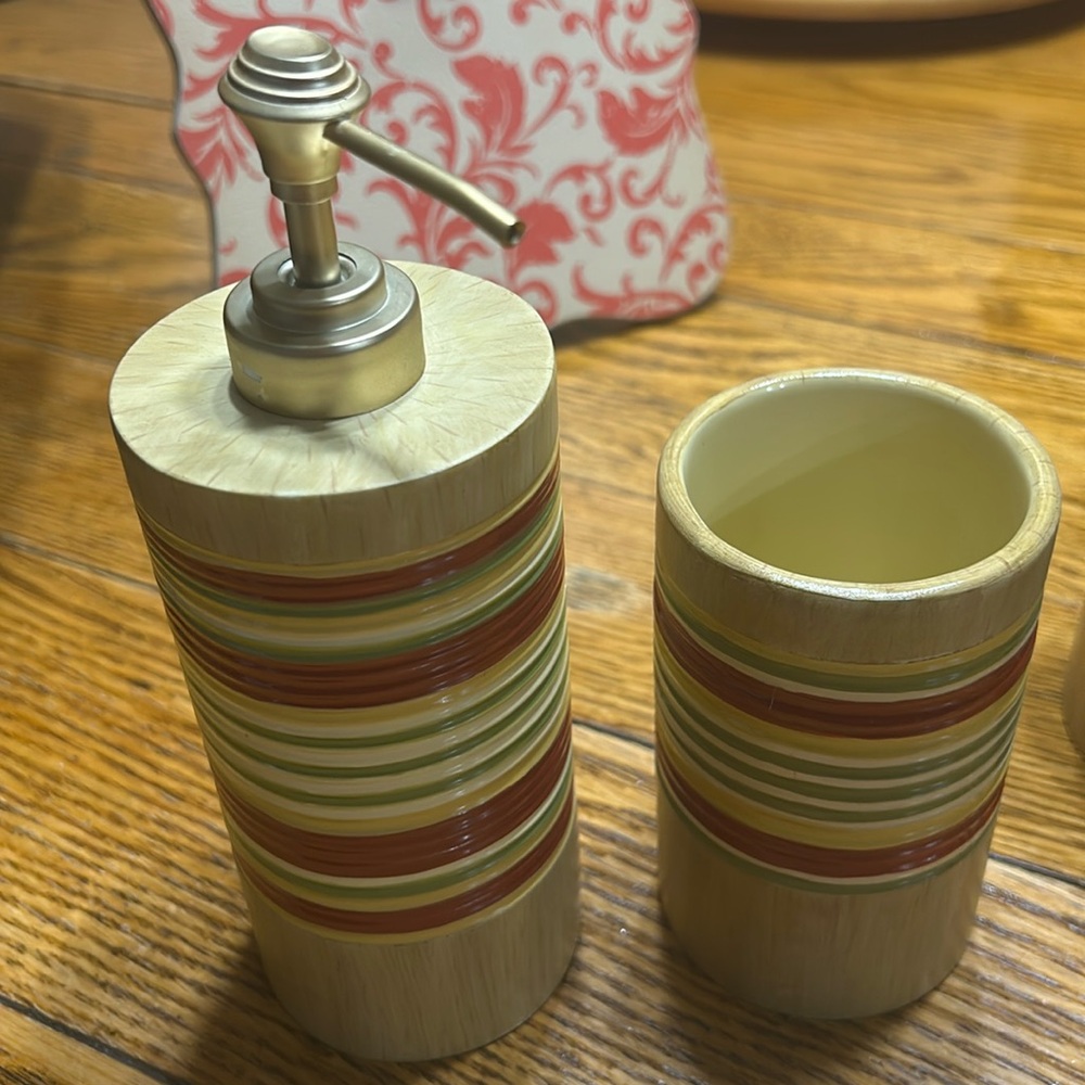 Vintage Gloria Vanderbilt Home bath set.  Soap dispenser and toothbrush holder